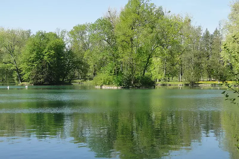 Leisure lake plot, 7,240 m² with natural pond frontage in Burgundy — photo 2