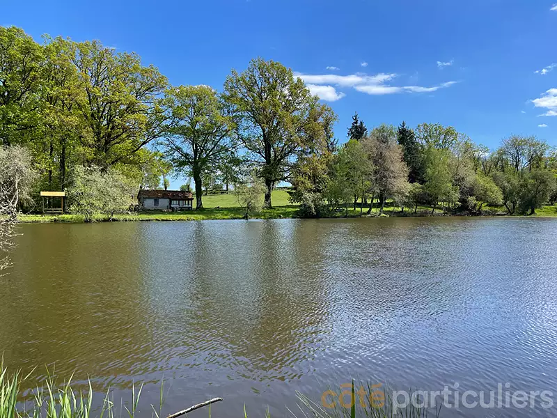 Étang de pêche de 2 ha à Vesdun