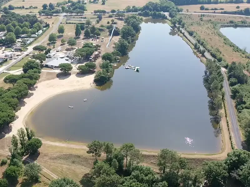 Étang de loisir à Parcoul Chenaud (24)