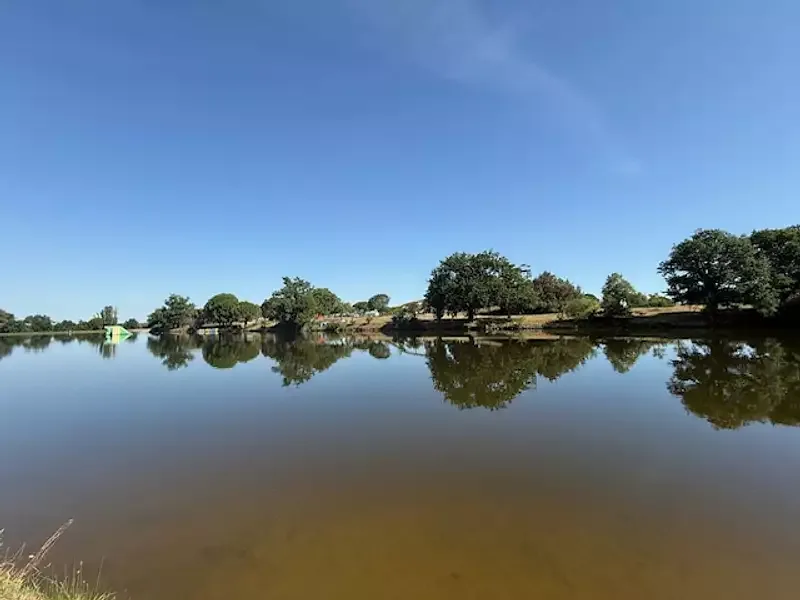 Étang de loisir à Parcoul Chenaud (24) — photo 4