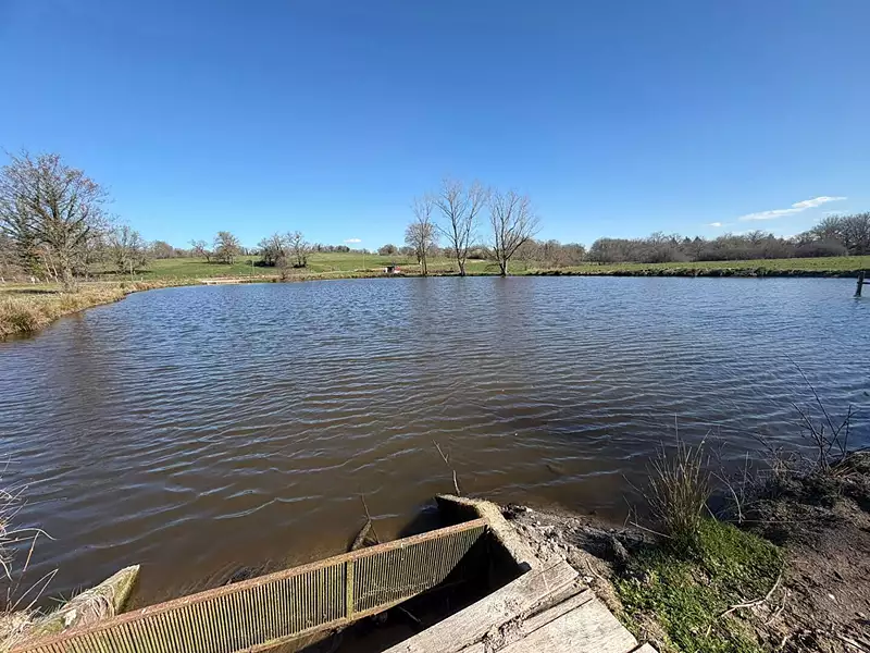 Étang de pêche à Bessines-sur-Gartempe — photo 3