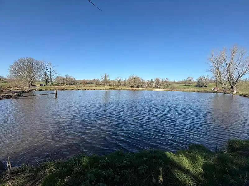 Étang de pêche à Bessines-sur-Gartempe — photo 2